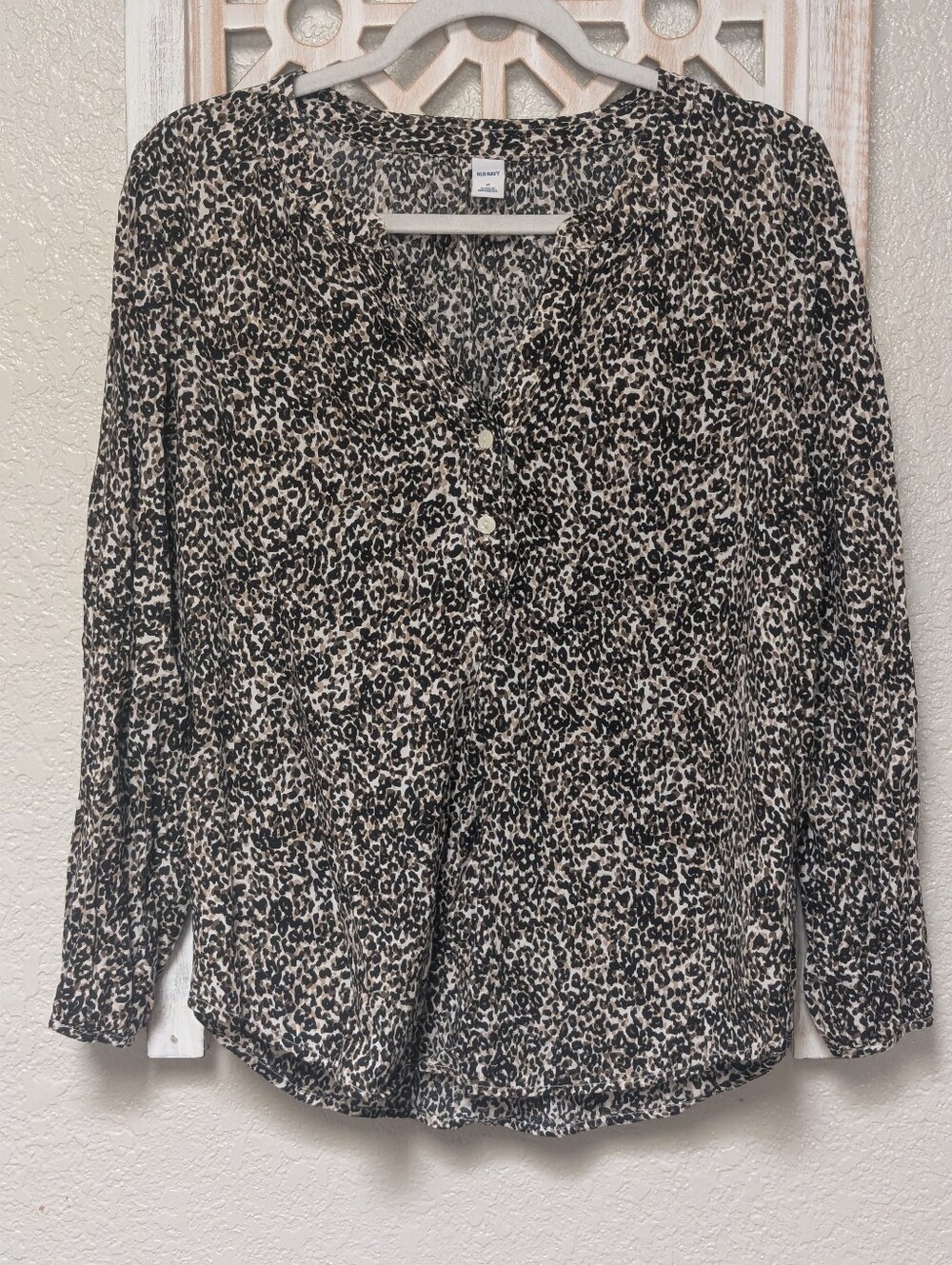 Old Navy Leopard Print Blouse Womens M Long Sleeve V-Neck Lightweight Rayon